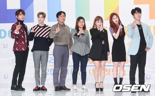 Dàn huấn luyện viên xuất hiện tại buổi họp báo chính thức chương trình “The Unit” của KBS bao gồm: HyunA, Hwang Chi Yeol, SHINee Taemin,..