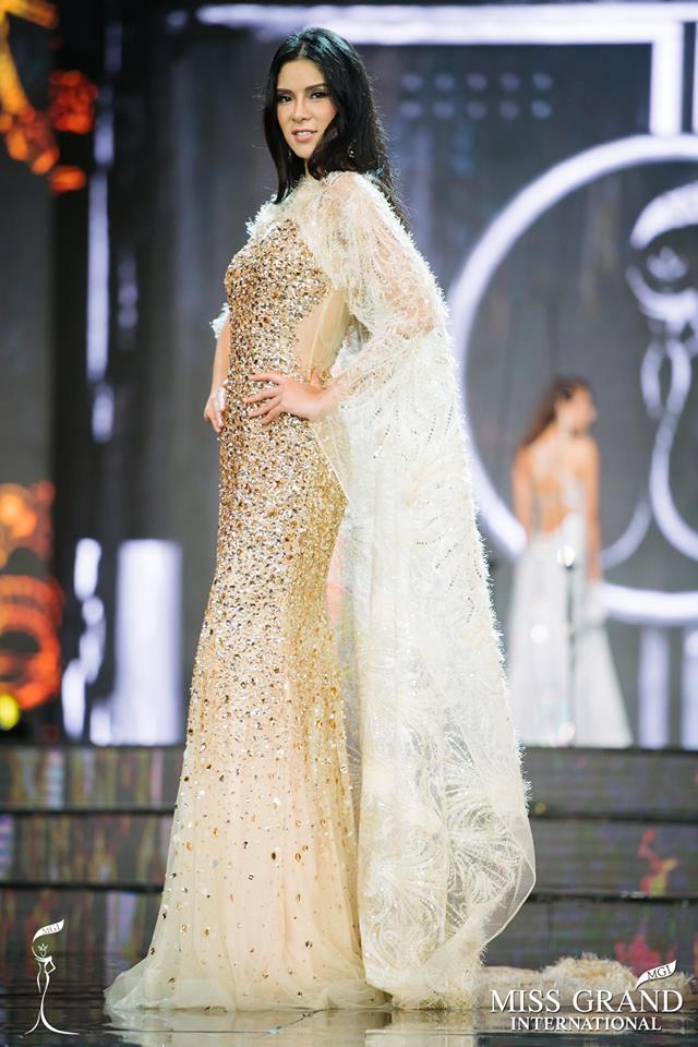 Miss Grand China – Xue Jiao Chen cùng chiếc đầm lấp lánh với điểm nhấn là chiếc áo choàng lông vũ