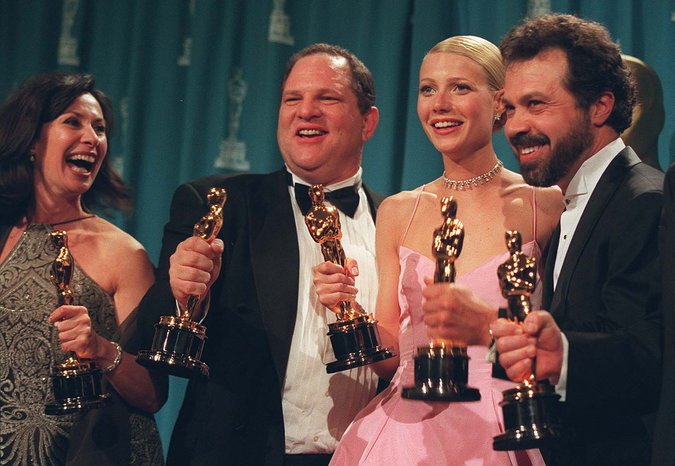 Gwyneth Paltrow nhận giải Oscar cho Shakespeare in Love bên cạnh Harvey Weinstein.