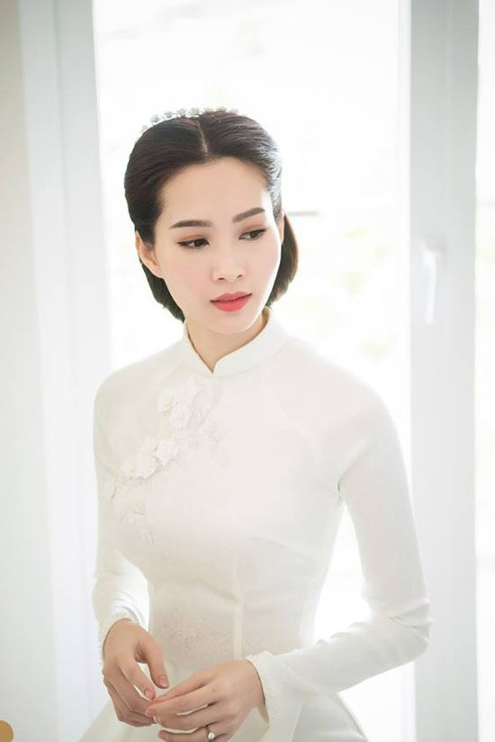 Thu Thảo chọn áo dài trắng có họa tiết tinh tế cho ngày đính hôn của mình. Hình ảnh này đã theo cô trong suốt thời gian qua khi xây dựng hình ảnh.