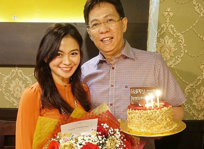 Cô Puspa Dewi rạng rỡ bên chồng trong dịp kỷ niệm 23 năm ngày cưới