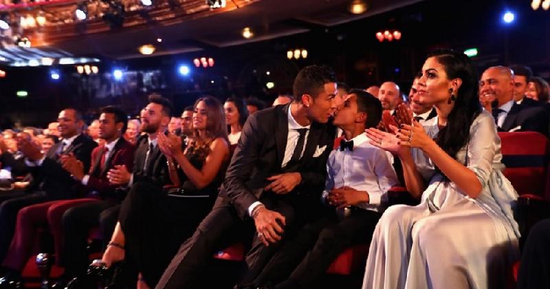 Ronaldo quay sang hôn con trai và bạn gái Rodriguez sau khi được xướng tên 