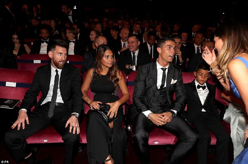 Ronaldo và Messi ngồi cùng hàng ghế