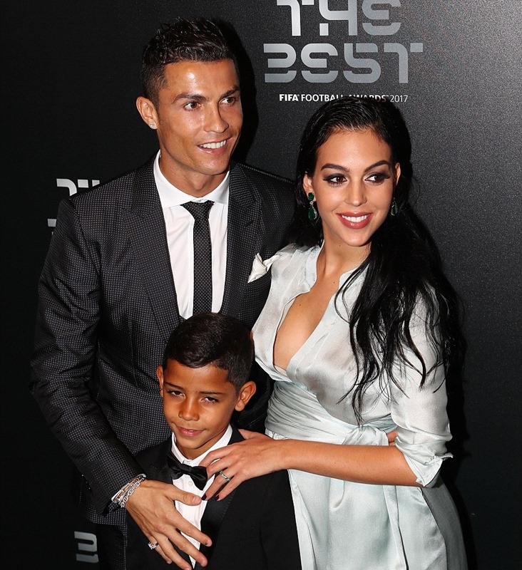 Georgina Rodriguez và cha con Ronaldo