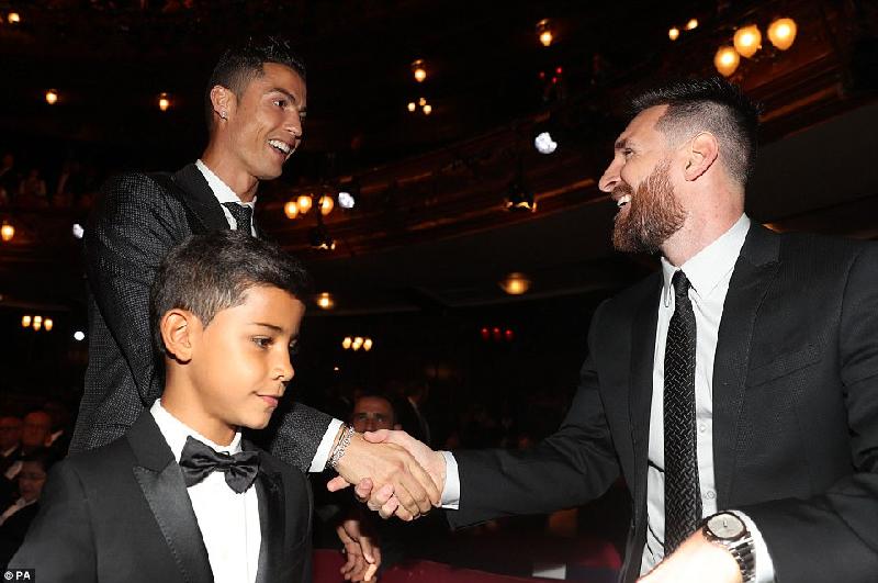 Khoảnh khắc thân thiện giữa Messi và Ronaldo