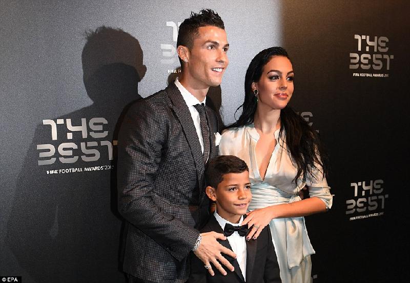 Bạn gái ôm bụng bầu tháp tùng Ronaldo đi nhận giải