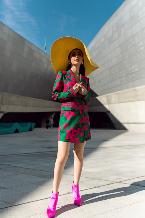 Diễm My nổi bật với street style rực rỡ sắc màu với chiếc váy dáng suit kết hợp chiếc mũ rộng vành sang chảnh và thời thượng tại 