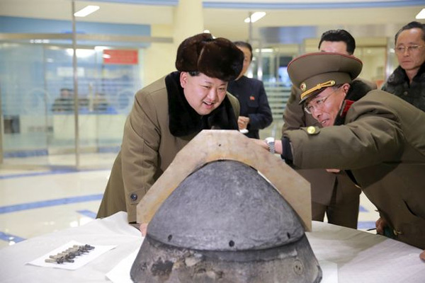 Lãnh đạo Triều Tiên quan sát một đầu đạn tên lửa. (Ảnh: KCNA)