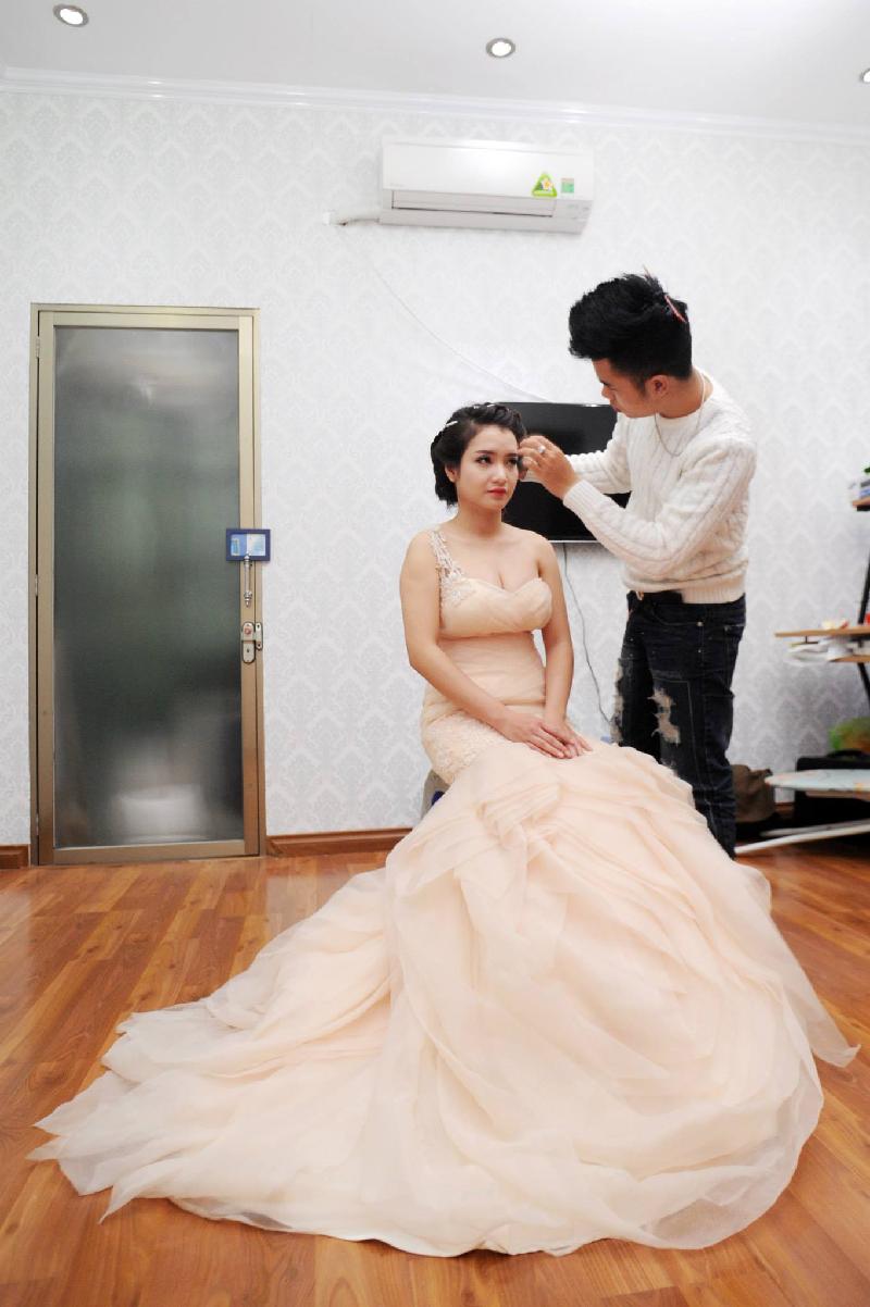 Nguyễn Hải Phong đang làm đẹp cho một cô dâu trong ngày cưới. Ảnh: nhân vật cung cấp