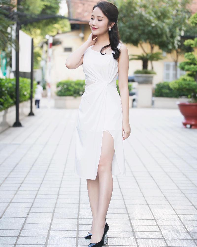 Sở hữu vóc dáng cân đối, Trương Minh Xuân Thảo là người mẫu ảnh kiêm beauty blogger. Trước đó, cô từng đạt một số giải tại các cuộc thi sắc đẹp nổi tiếng.