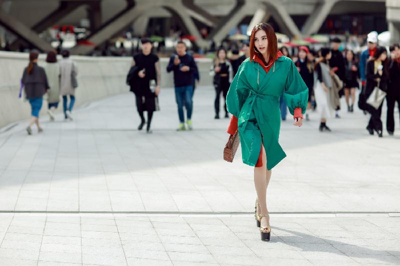 Dưới bàn tay biến hóa của stylist Hoài Trang, Ninh Dương Lan Ngọc nhanh chóng tạo sự chú ý trong chuyến “ra quân” tại Seoul Fashion Week.