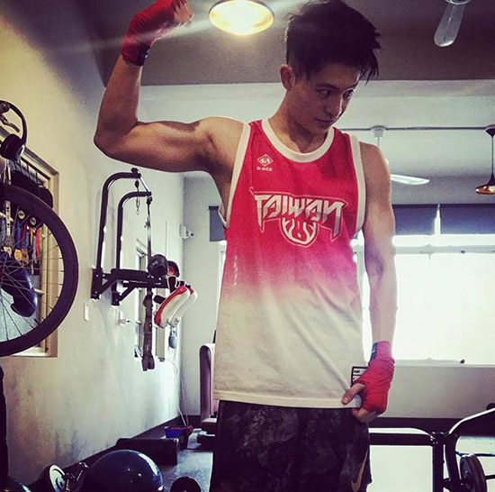 Harry Lu dành thời gian cuối tuần cho việc tập gym và đăng bức ảnh khoe thân hình rắn chắc cùng cơ bắp cuồn cuộn.