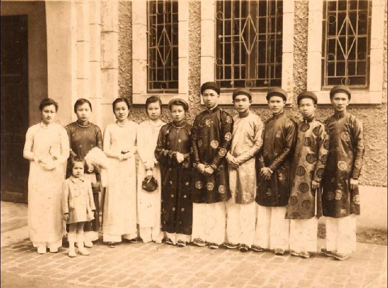 Bà Tý (thứ 3 từ bên trái sang) trong đám cưới một người bạn (Ảnh: Ông Nguyễn Lân Bình cung cấp)