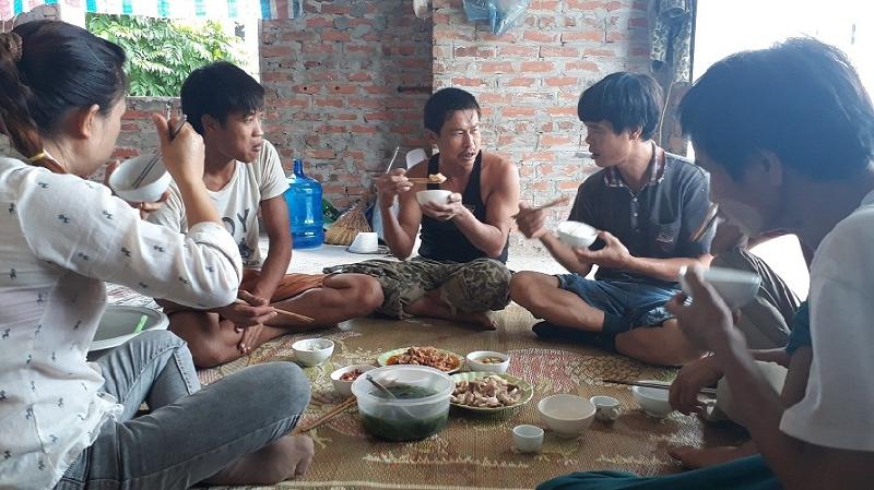 Bữa cơm trưa của các công nhân tại khu đô thị Lê Trọng Tấn.