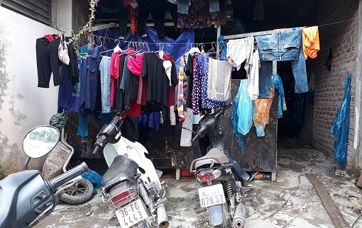 Quần áo của công nhân phơi kín cửa tại một biệt thự bỏ hoang ở Văn Phú nay được tận dụng làm chỗ ở cho công nhân.