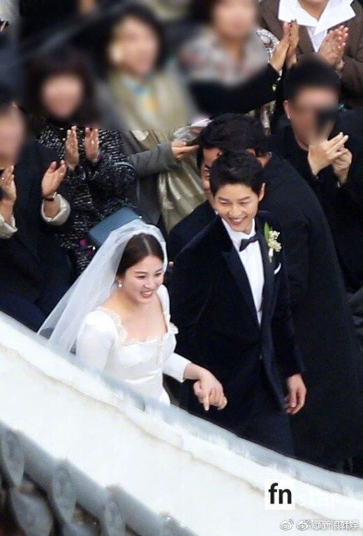 Song Joong Ki nắm chặt tay Song Hye Kyo cười rạng rỡ
