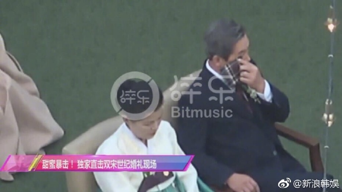 Cha Song Joong Ki rơi nước mắt khi chứng kiến khoảnh khắc hạnh phúc của con trai