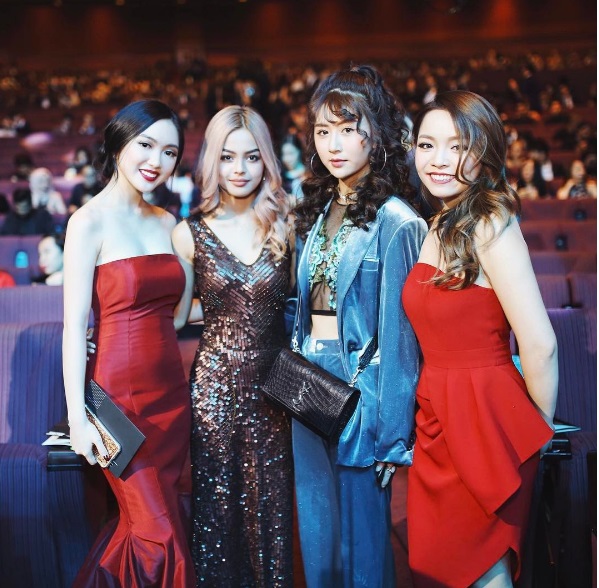 Chloe Nguyễn chụp ảnh cùng  Lily Maymac và Quỳnh Anh Shyn trong lễ trao giải 
