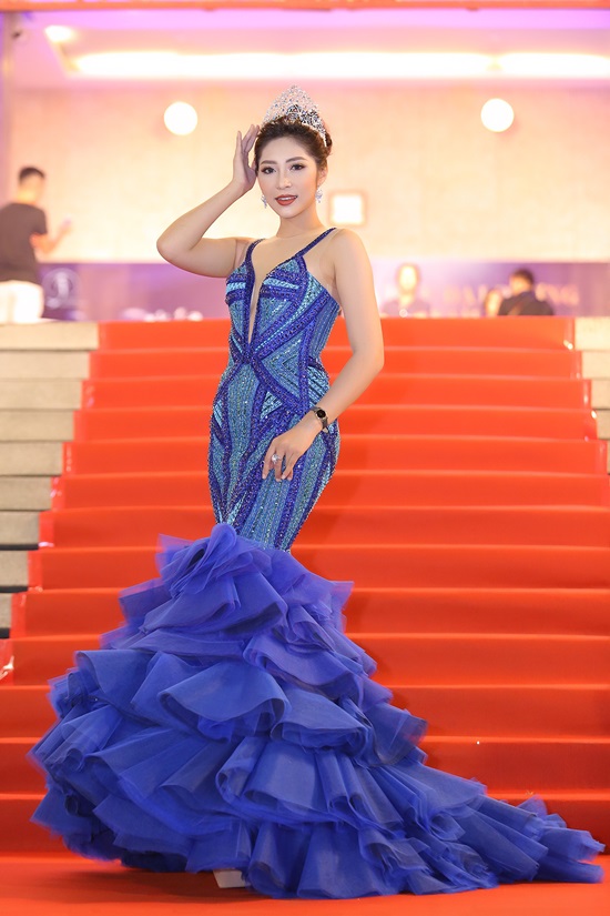 Đương kim Hoa hậu Đại dương 2014 Đặng Thu Thảo quyến rũ với chiếc đầm đuôi cá, ôm sát khoe khéo đường cong nóng bỏng.