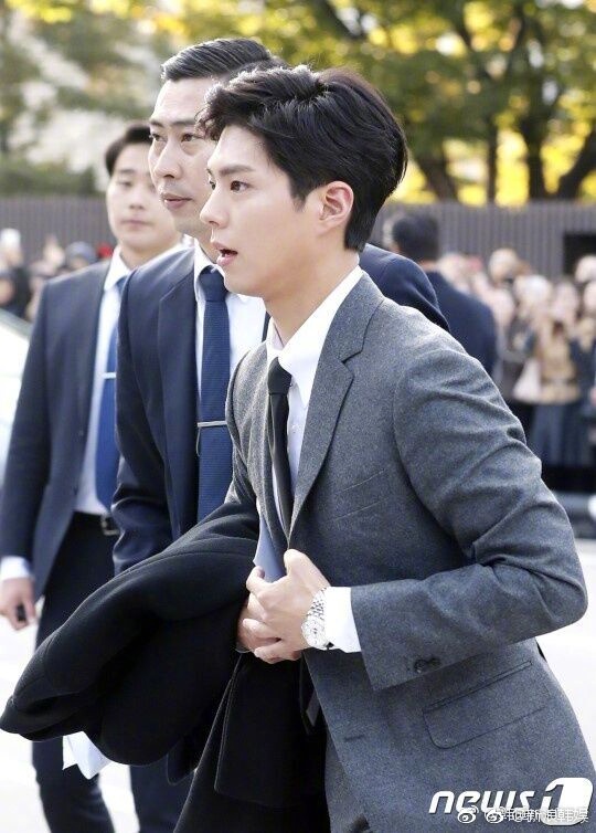 Park Bo Gum cực kì điển trai xuất hiện tại hôn lễ