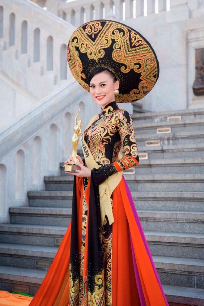 Cao Thùy Linh thắng giải Trình diễn Quốc phục tại Miss Grand International 2014.