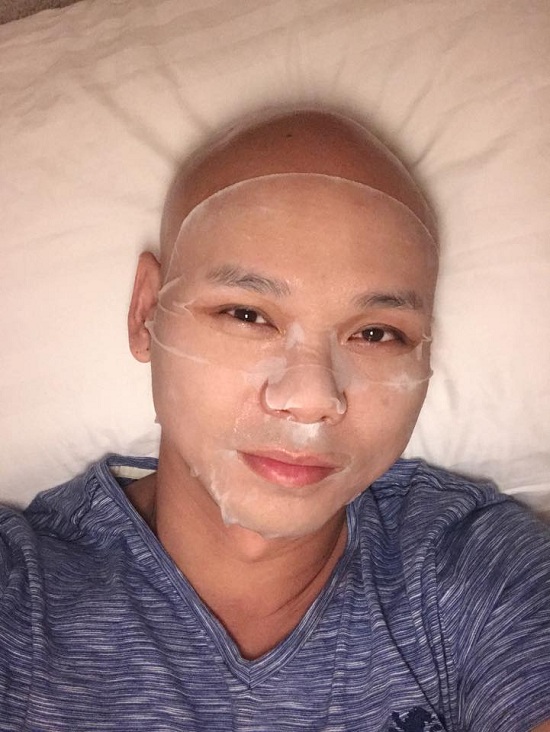 Phan Đinh Tùng chăm sóc da mặt bằng cách đắp mặt nạ. Đi kèm hình ảnh là dòng trạng thái: “Đã là con người thì luôn có mặt tốt (mặt thật) và mặt chưa tốt (tạm xem là mặt nạ).
