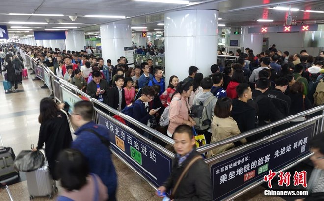 Còn đây là dòng người hối hả sau khi rời Ga Bắc Kinh. (Nguồn: ChinaNews)