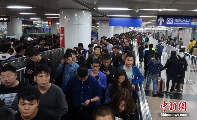 Mọi người chờ đợi để lên tàu điện ngầm trở về nhà sau kỳ nghỉ lễ dài. (Nguồn: ChinaNews)