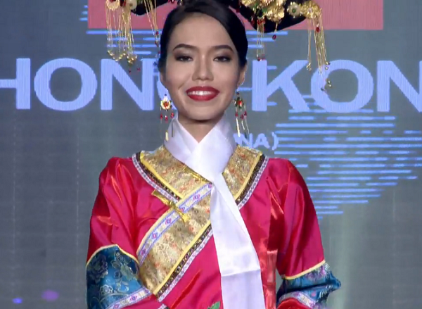 Người đẹp Hong Kong nở nụ cười gượng gạo trình diễn trang phục dân tộc.