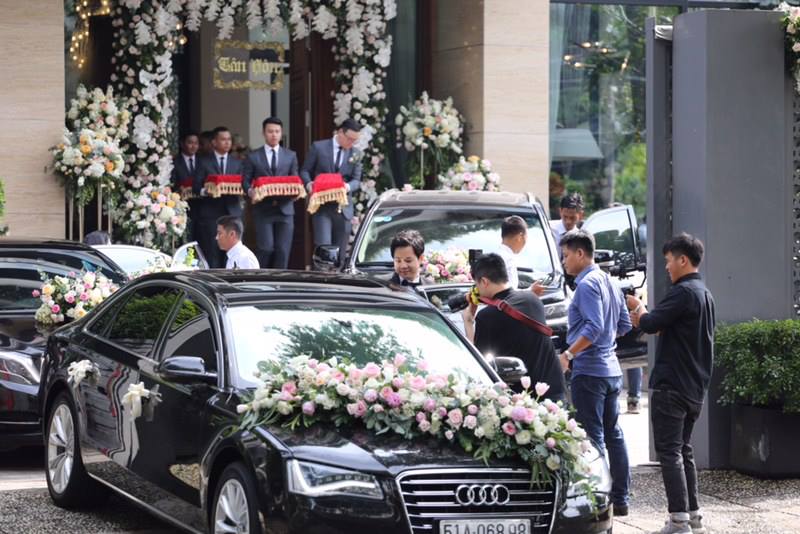 Hàng loạt siêu xe xuất hiện trong đám cưới Hoa hậu Đặng Thu Thảo