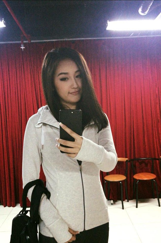 Mai Phương Thúy khoe hình ảnh không chỉnh sửa khi chụp selfie. Cô viết: “Giờ phải chụp cam thường rồi mới chỉnh sáng vì mặt dài chụp app nó kéo cho vêu vao luôn”.