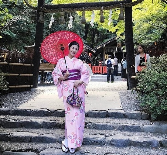 Hoa hậu Ngọc Ngân rạng rỡ, xinh xắn trong trang phục Kimono khi đi du lịch ở Nhật Bản.