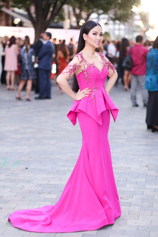 Ca sĩ Hà Phương trông có phần sến sẩm khi diện lên mình chiếc váy màu hồng cánh sen không hợp mốt. Thiết kế plempum khiến cô trở nên kém sang khi tham dự Liên hoan phim Châu Á. 