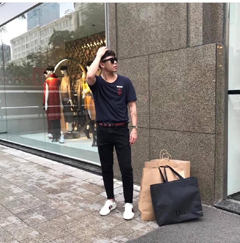 Vẫn trung thành với phong cách basic nhưng dát toàn hàng hiệu, stylist Hoàng Ku chứng minh đẳng cấp thời trang dù từ street style đến thảm đỏ.