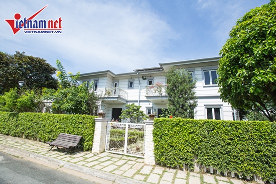 Căn nhà “bình thường giản đơn” theo lời Hồ Quỳnh Hương là một biệt thự vườn ở Thủ Đức. Mỗi căn hộ ở đây có diện tích từ 300 – 400m2, giá bán trung bình khoảng 10 – 15 tỷ đồng tuỳ căn hộ.