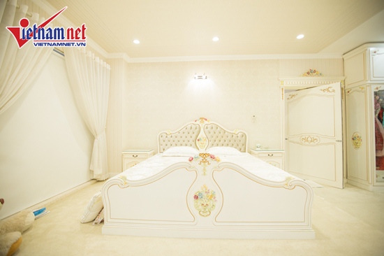 Đây là phòng ngủ kiêm không gian thiền của Hồ Quỳnh Hương, gây ấn tượng bởi diện tích rộng.