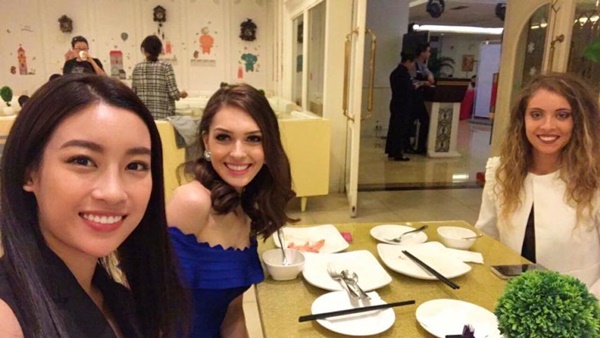 Mỹ Linh vui vẻ dùng tiệc tối tại đêm chào đón thí sinh do BTC cuộc thi Miss World tổ chức