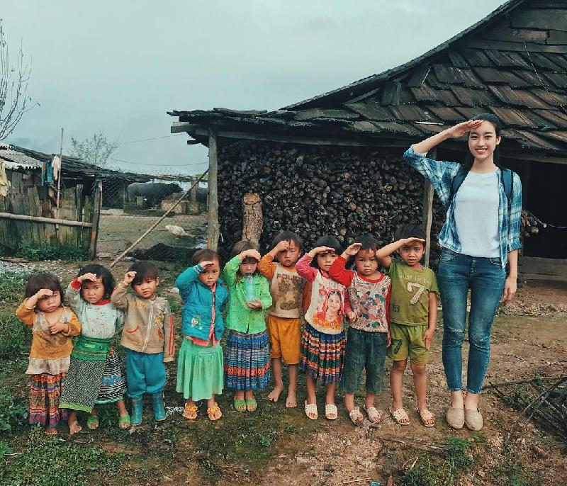 Hoa hậu Mỹ Linh báo tin bình an sau khi khiến mọi người lo lắng vì mất liên lạc trong lúc đi hoạt động tình nguyện ở Yên Bái - nơi đang gặp thiên tai bão lũ và sạt lở núi, mở đầu tin sao làng giải trí Việt: 