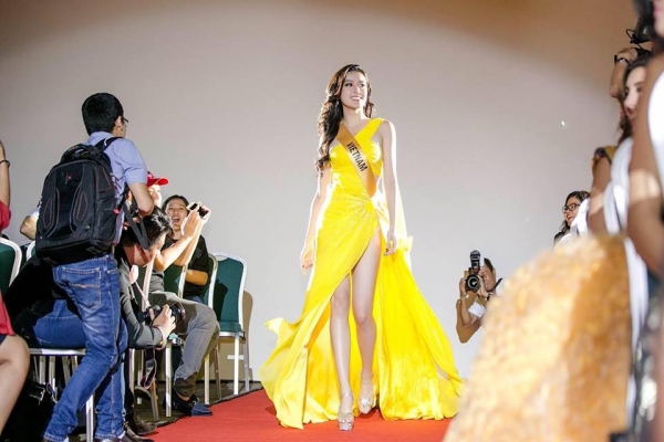 Huyền My nổi bật trong thiết kế đầm vàng tôn da xẻ cao sải bước tự tin khi làm đại diện Việt Nam dự thi Miss Grand International 2017