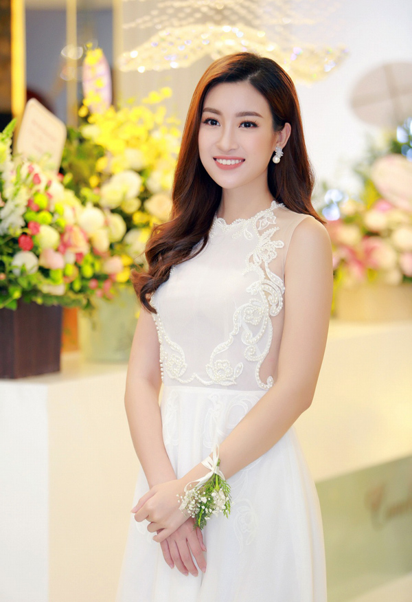 Hoa hậu Đỗ Mỹ Linh duyên dáng trong thiết kế váy ren trắng pha chất liệu xuyên thấu chừng mực tại sự kiện ở Hà Nội trước thềm dự thi Miss World.