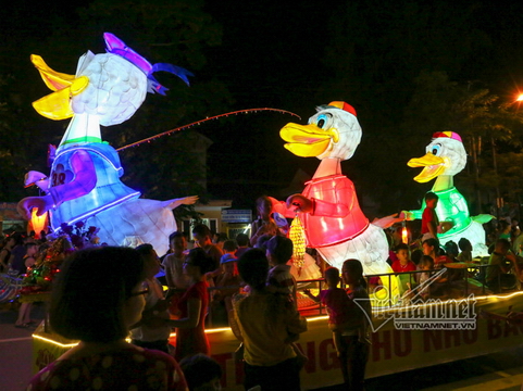 Ngắm đèn trung thu khổng lồ trong đêm hội Thành Tuyên