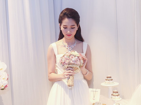 Hoa hậu Thu Thảo nhắn ông xã trước ngày cưới: 'Em muốn làm cô dâu của riêng anh'