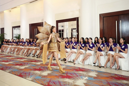 Á hậu Lệ Hằng xuất hiện trong trang phục Nàng Mây – bộ trang phục dân tộc dự thi Miss Unievrse 2016, tiết lộ nội dung thi tiếp theo: trình diễn trang phục dân tộc với tư cách là đại diện Việt Nam tại đấu trường sắc đẹp Miss Unievrse. 