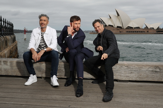 Trở về quê hương của Chris Hemsworth lần này, bộ “3 chàng lính ngự lâm” cũng không quên tạo dáng thật ngầu, thật hài hước bên cạnh biểu tượng của nước Úc.