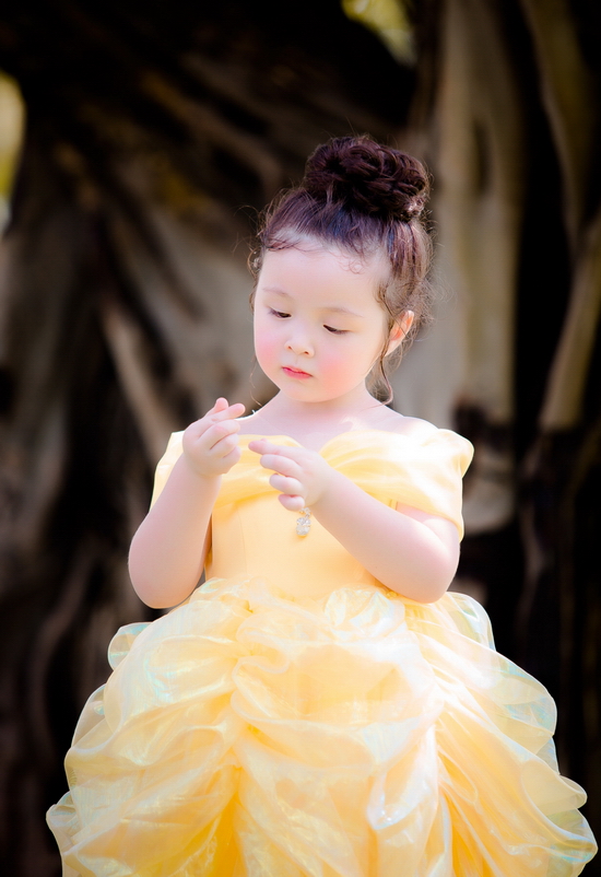 Không những thế, cô bé còn bất ngờ bộc lộ khả năng diễn xuất khi đóng vai nàng Belle trong “Người đẹp và quái vật”. 