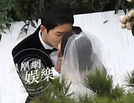 Khách mời hò reo khi Song Joong Ki hôn đắm đuối Song Hye Kyo