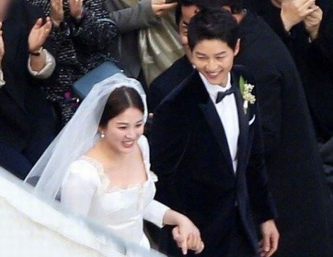 Hình ảnh Song Hye Kyo 'mặt bầu tròn trĩnh' làm dấy lên nghi ngờ cô dâu đã có tin vui
