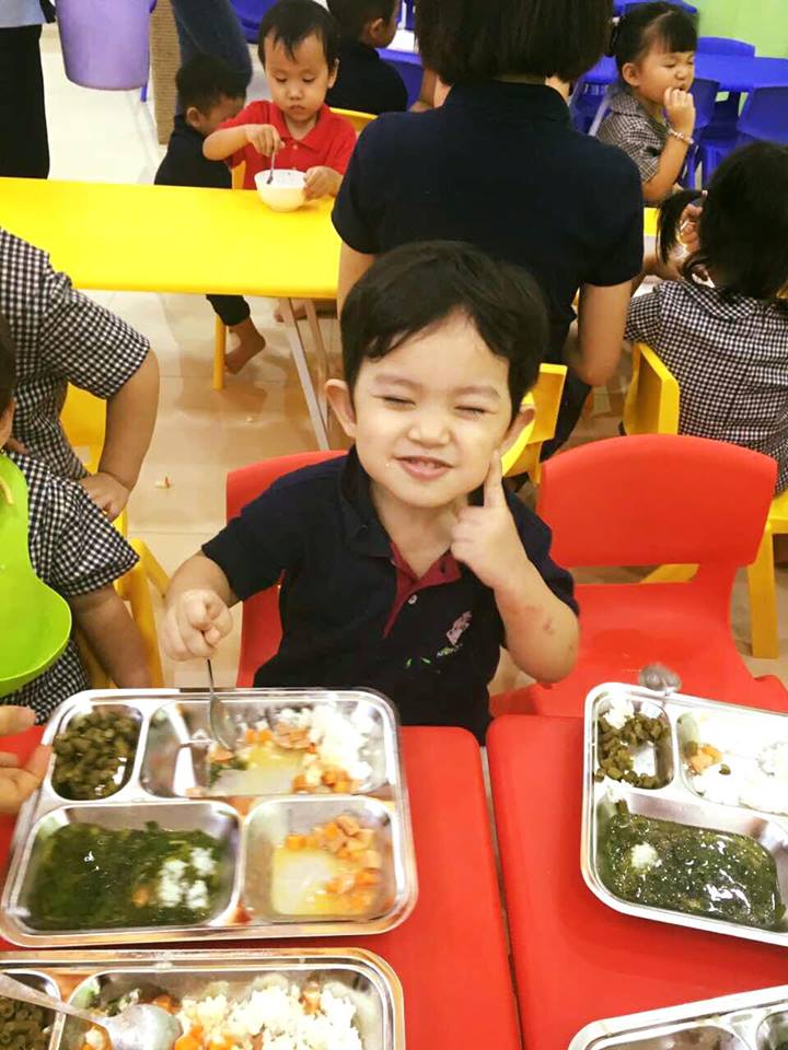 Khánh Thi đăng tải khoảnh khắc dễ thương của con trai trên bàn ăn và than thở: 