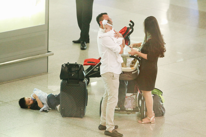 Gia đình Vy Oanh tại sân bay trở về Việt Nam hôm 15/10 vừa qua