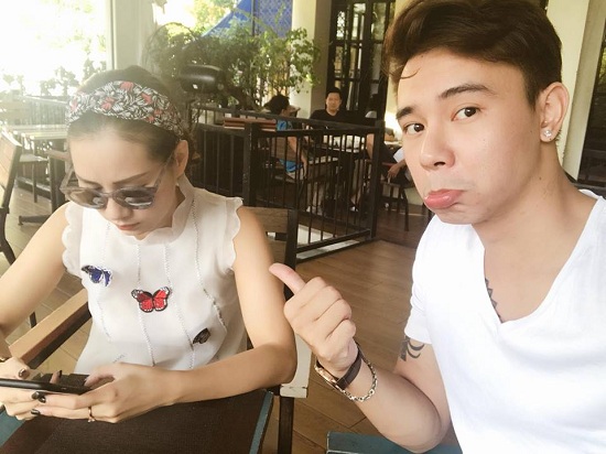 Ca sĩ Đông Hùng làm mặt hài hước chụp lén người yêu đang chăm chú nghịch điện thoại. 